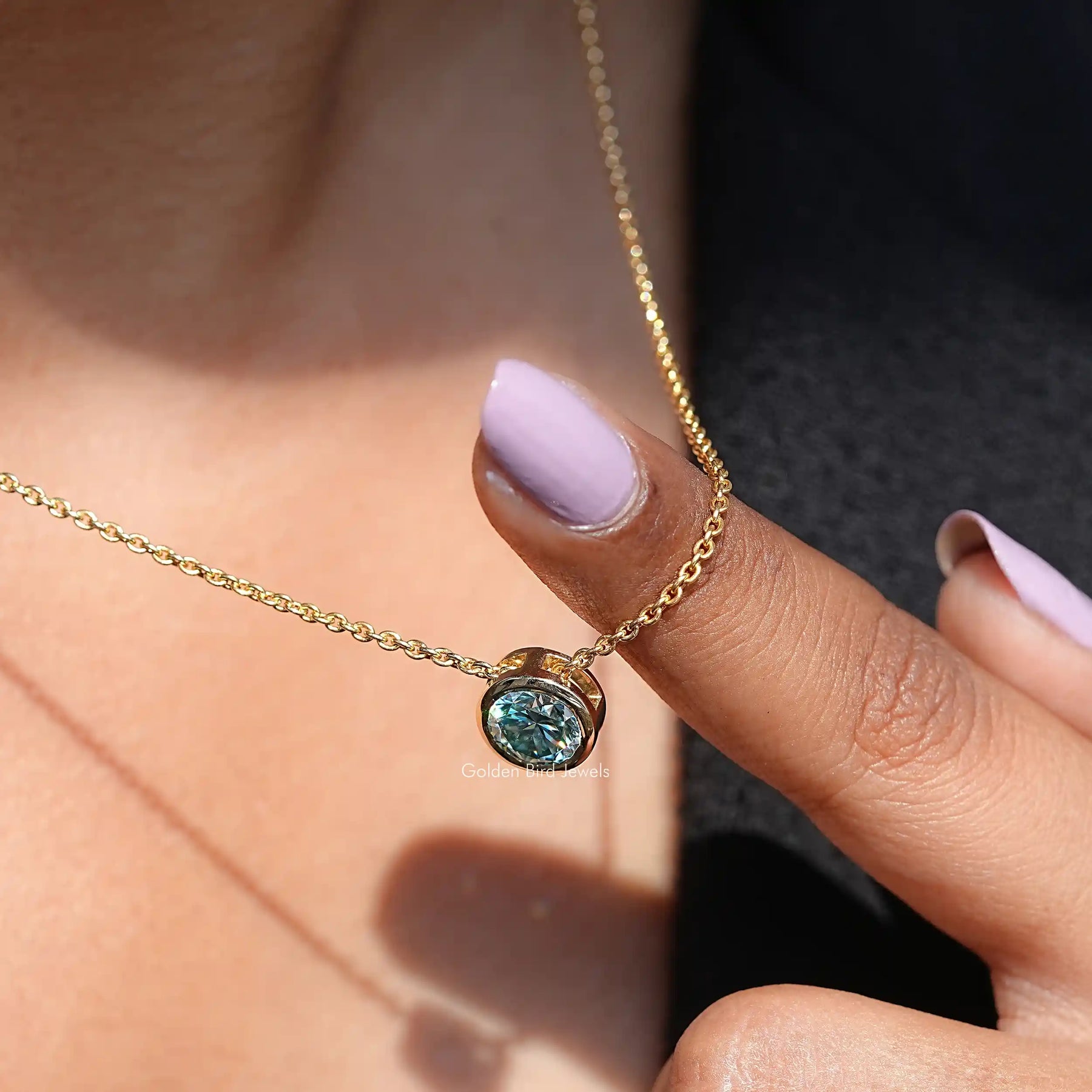 Side view of round Cut pendant In yellow Gold