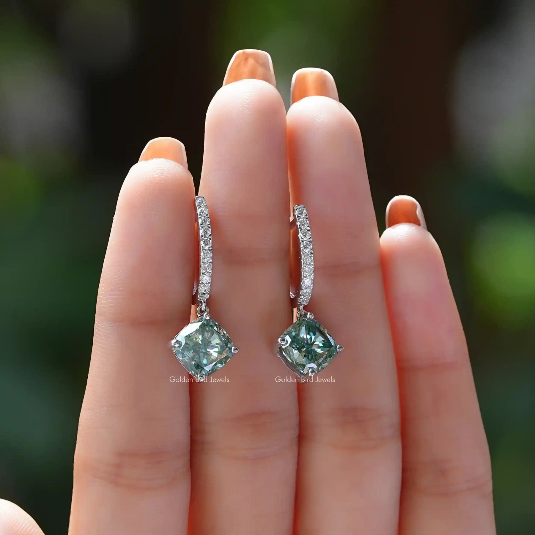 Tropfenförmige Moissanit-Ohrringe im Kissenschliff, blau/grün