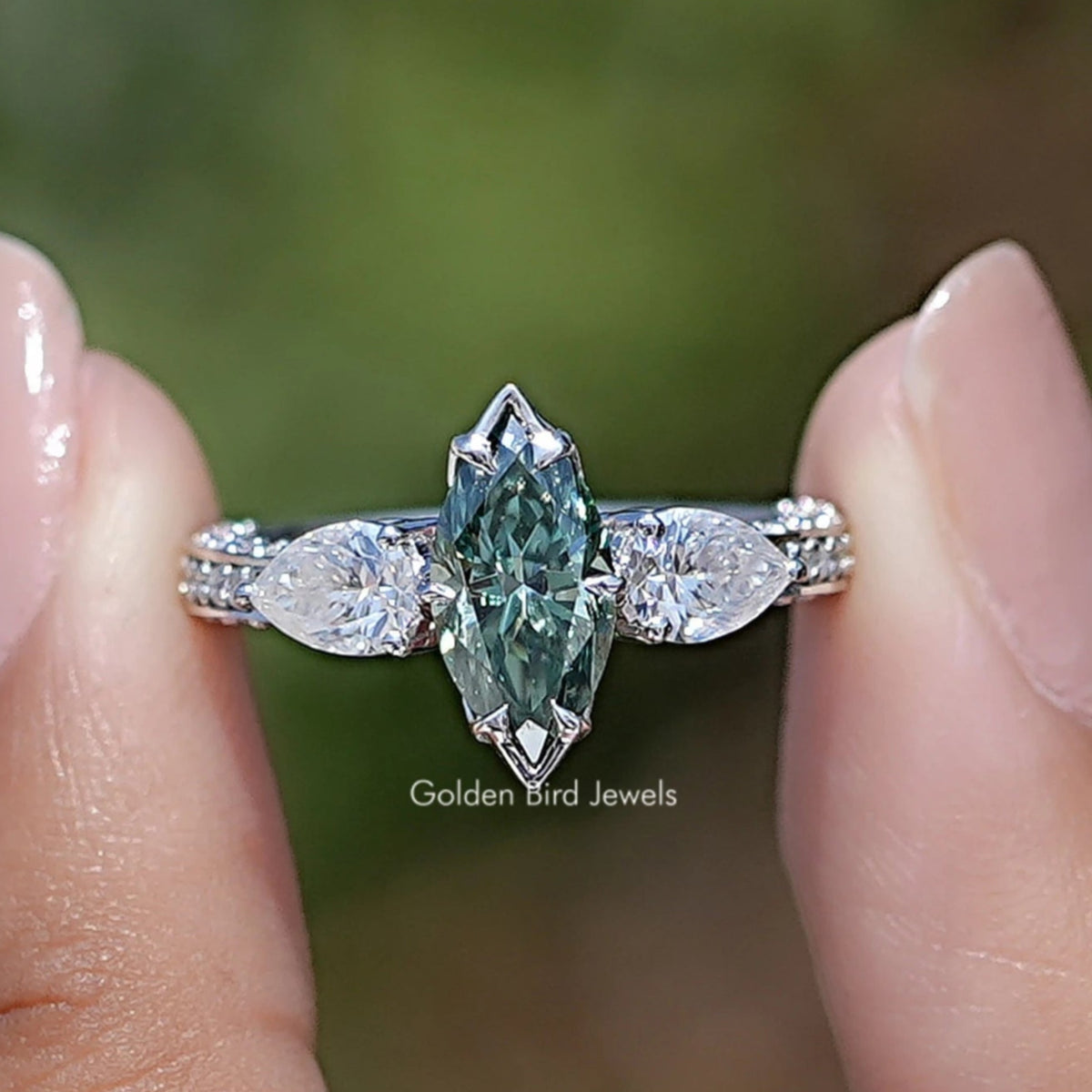 Blauer Marquise-Schliff Moissanit Drei-Steine-Ring