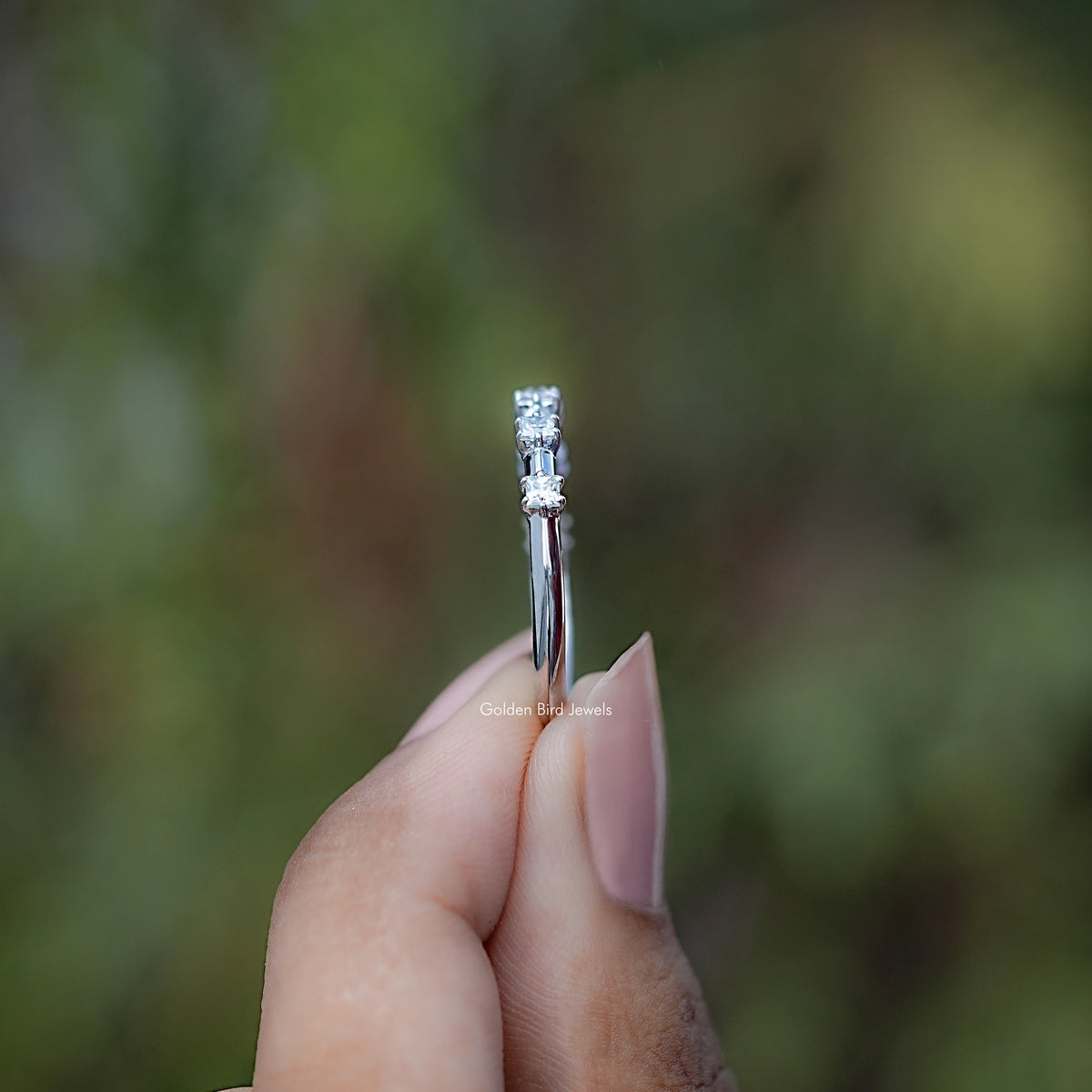 Farbloser Moissanit-Halb-Eternity-Ring im Prinzessschliff