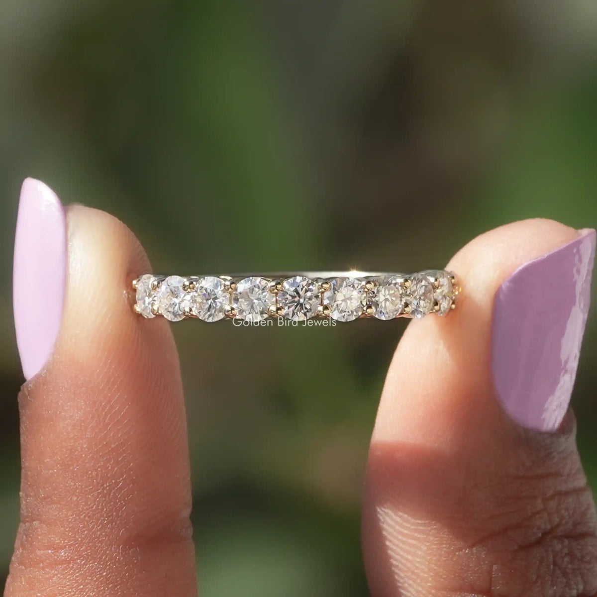 Farbloser Moissanitring im Rundschliff mit halber Ewigkeit