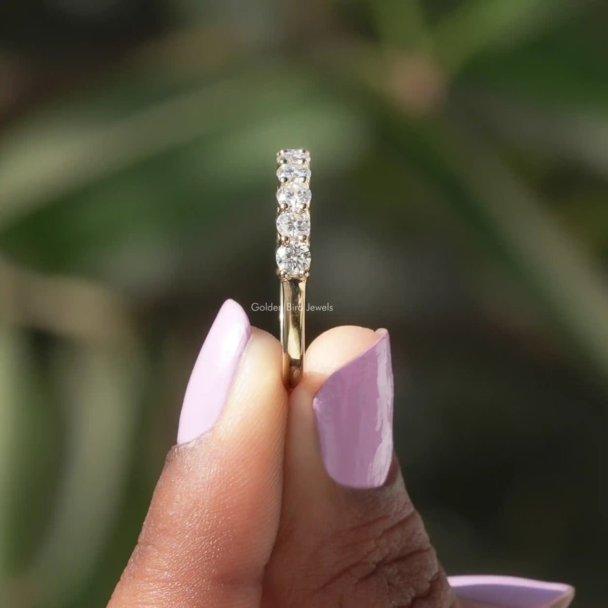 Farbloser Moissanitring im Rundschliff mit halber Ewigkeit