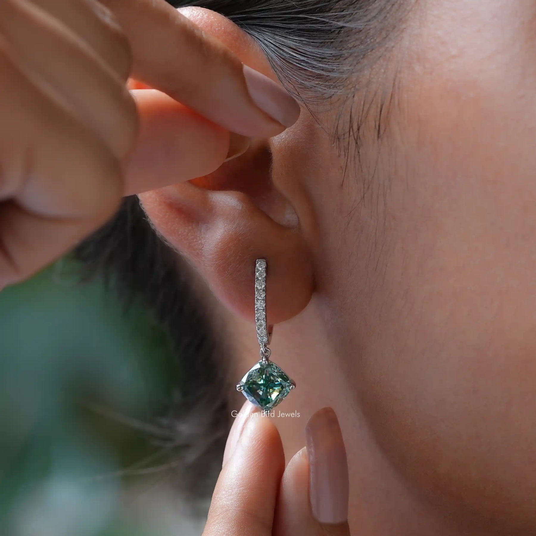 Tropfenförmige Moissanit-Ohrringe im Kissenschliff, blau/grün