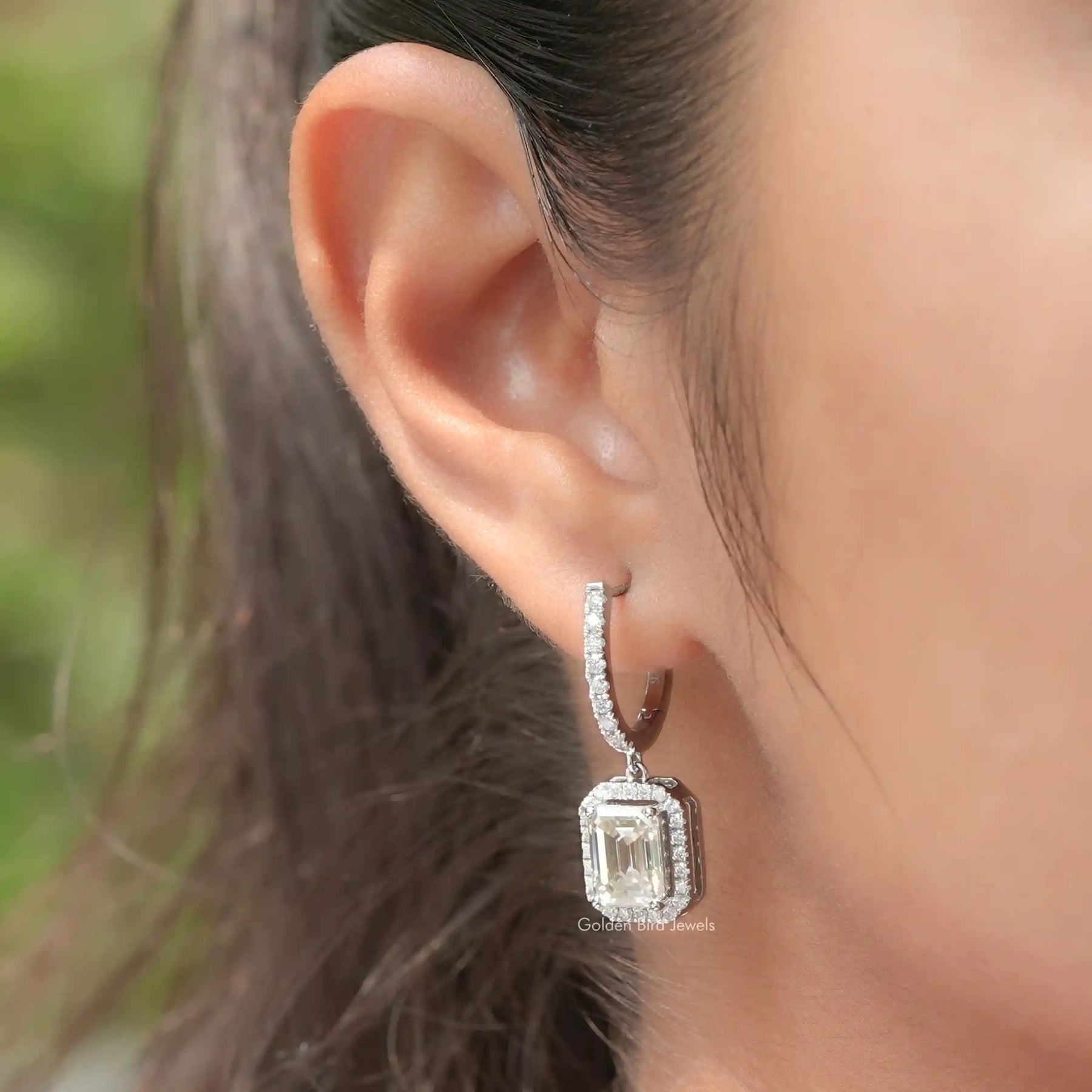 Halo-Ohrringe mit Moissanit im Smaragdschliff