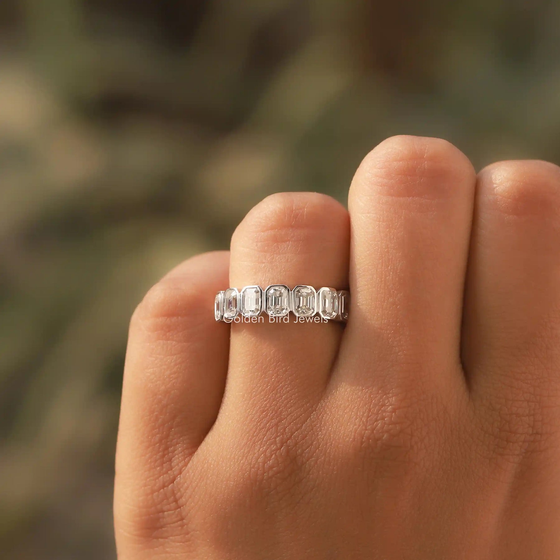 Halber Eternity-Ring im Smaragdschliff mit Moissanit als Hochzeitsset