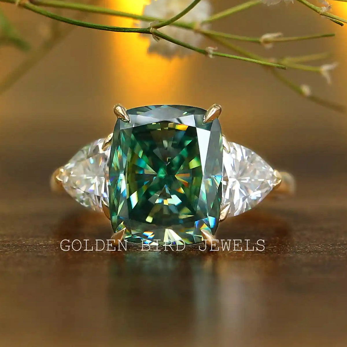 Verlobungsring mit drei Steinen im Kissen- und Trillionschliff