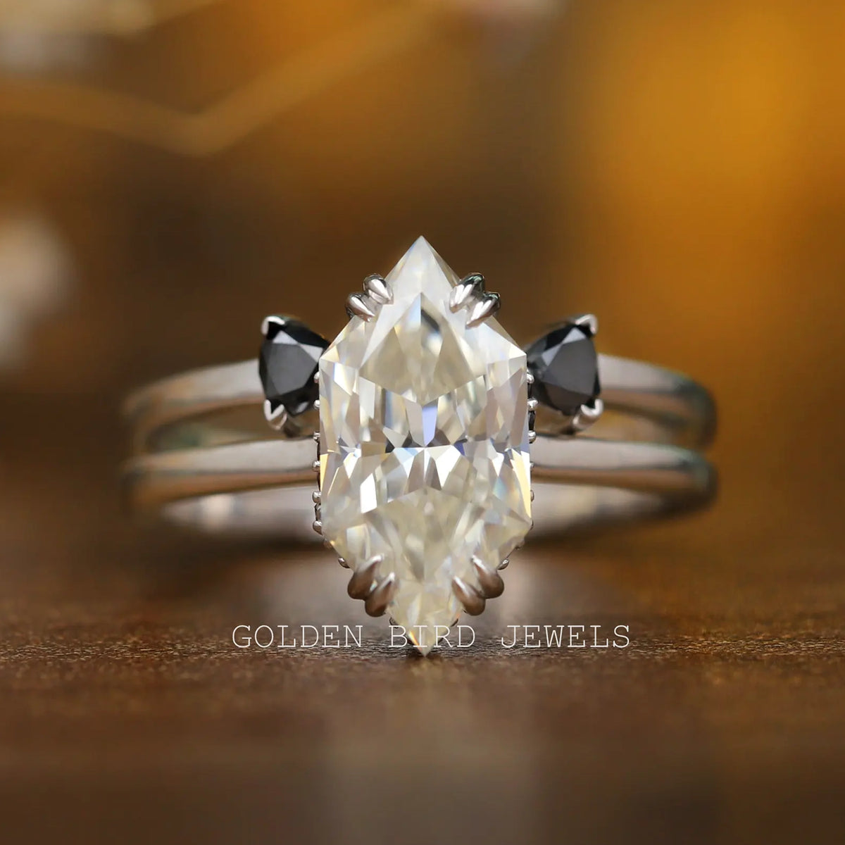 Schwarzes holländisches Marquise-Ringset mit verstecktem Heiligenschein und Billionen