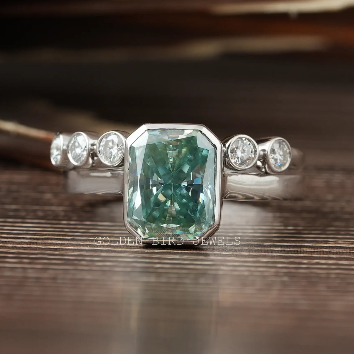 Verlobungsring mit strahlendem Schliff und Ehering in Zargenfassung