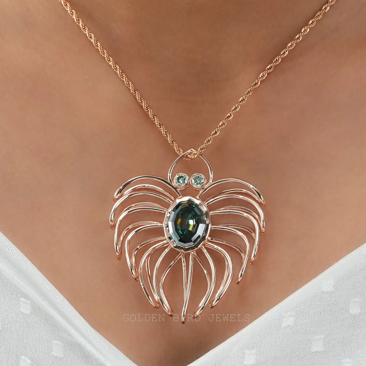 Ovaler Moissanit-Anhänger mit Spinnenmotiv im Stufenschliff