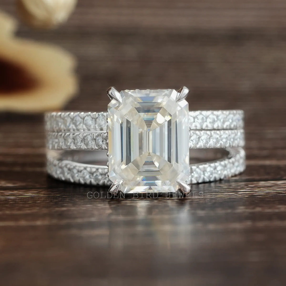 Smaragd-Moissanit-Ring mit zwei passenden Ewigkeitsbändern