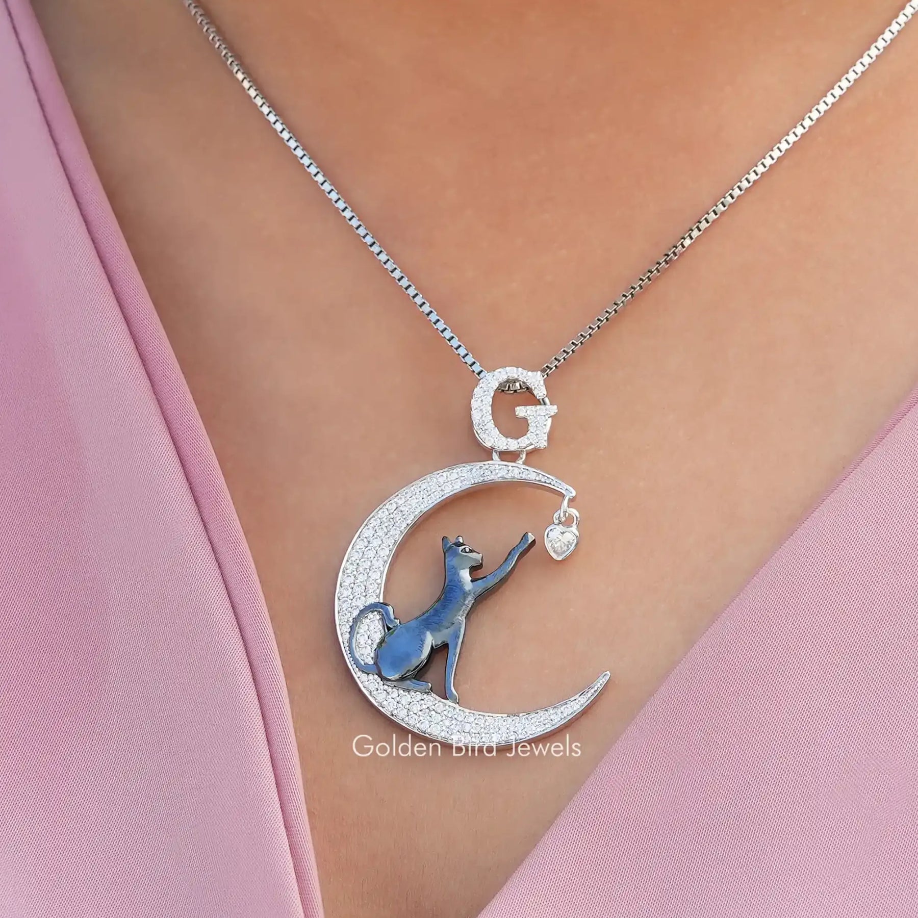 Geschenkanhänger mit Moissanit im Rundschliff, Katze und Mond