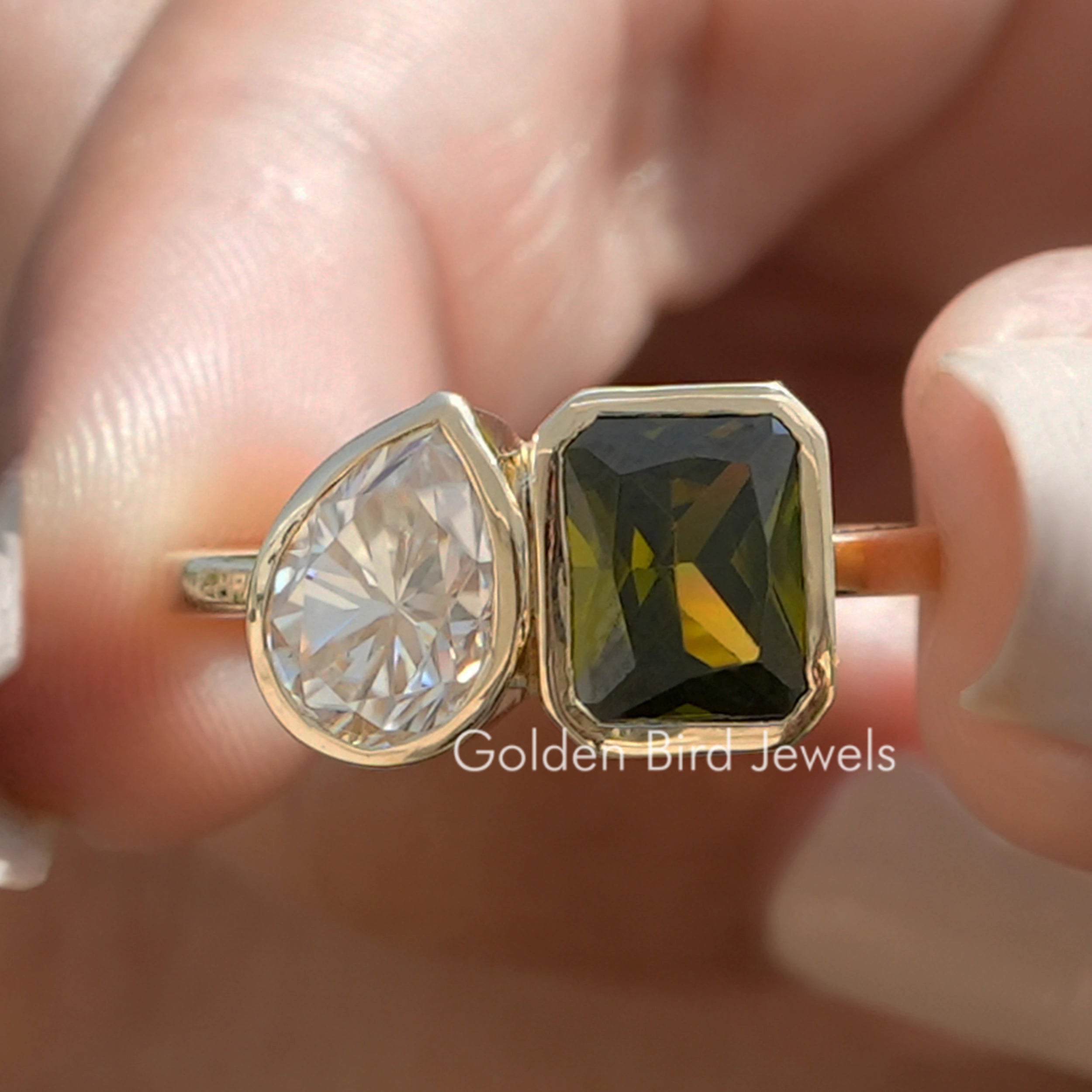 Strahlender Moissanit-Ring mit Birnenschliff