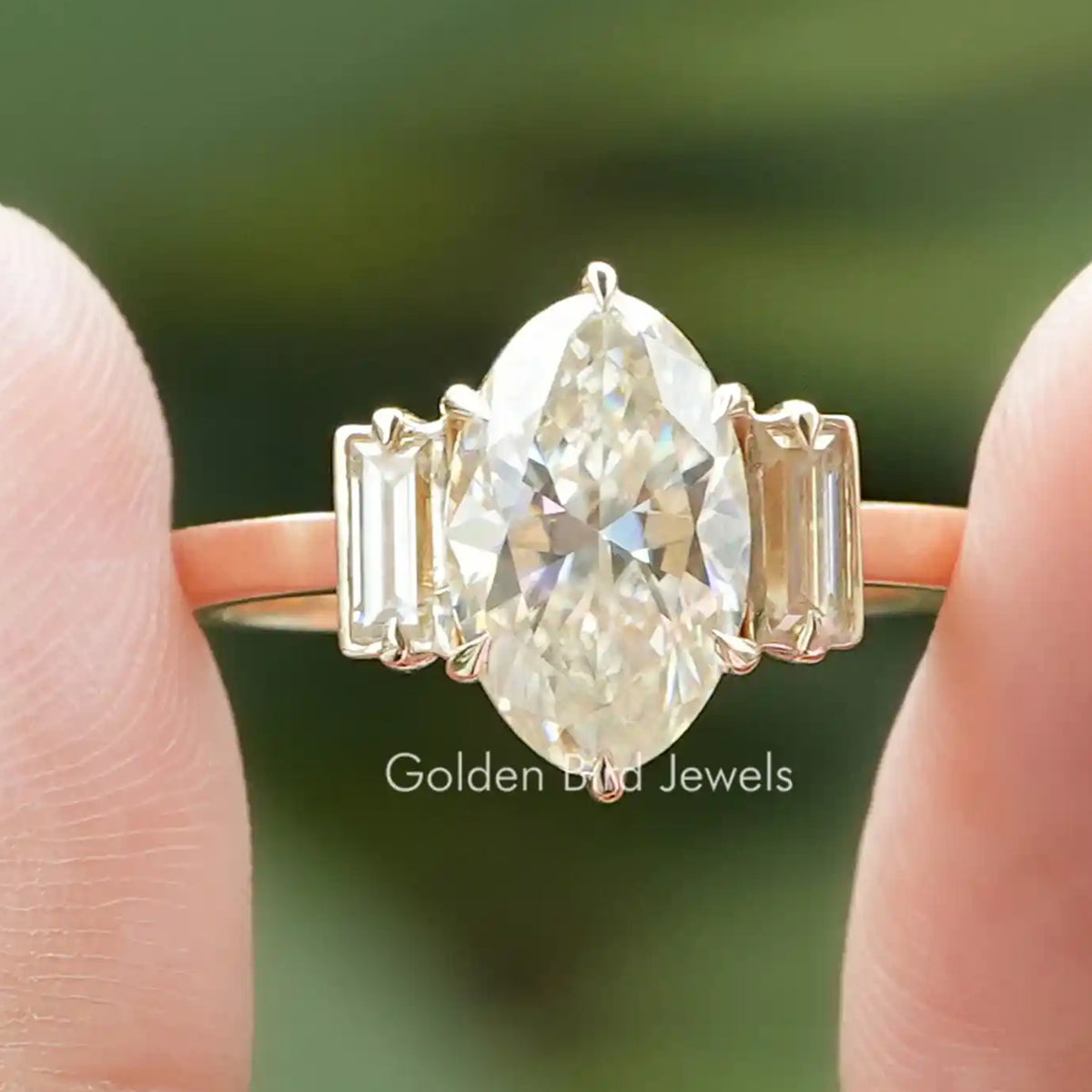 Verlobungsring mit drei Steinen im Moval-Schliff