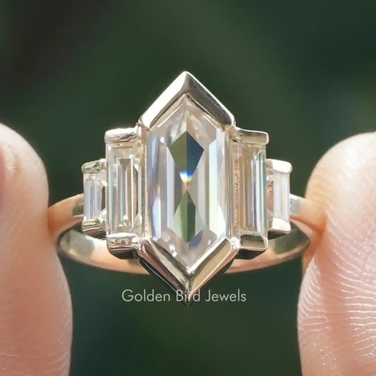 Länglicher Moissanit-Ring mit fünf Steinen im Hexagon-Schliff