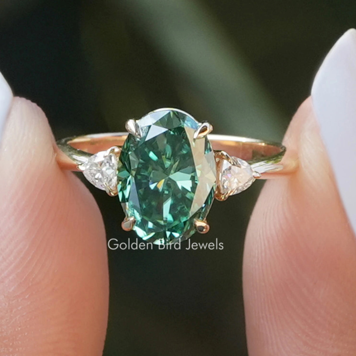 Ovaler Trillion-Schnitt Drei-Steine-Moissanite-Verlobungsring