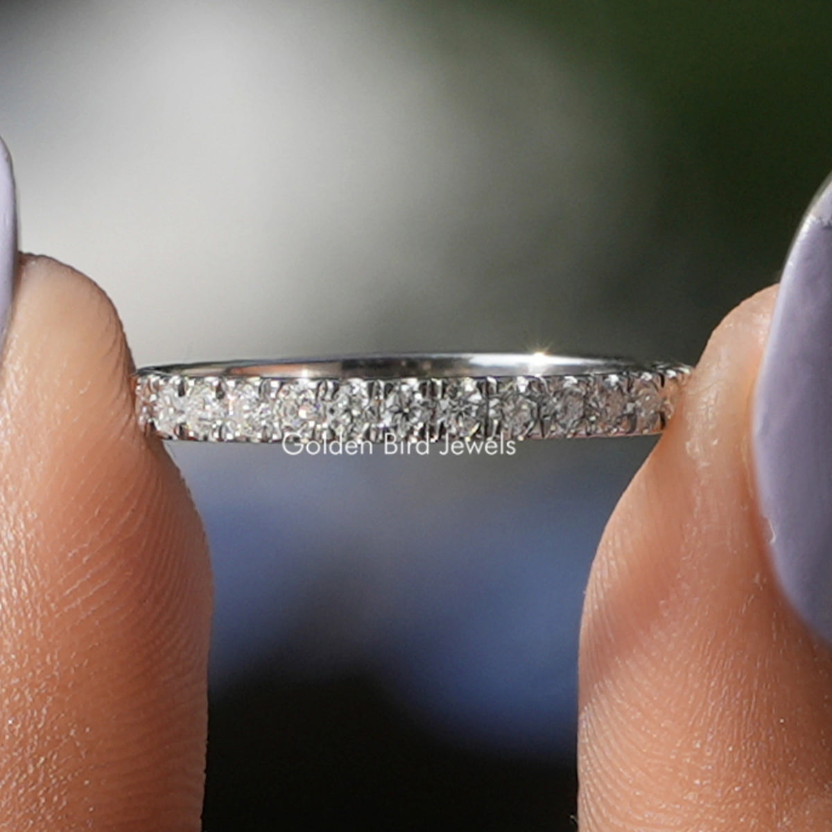 Farbloser Moissanit-Eternity-Ring im Rundschliff