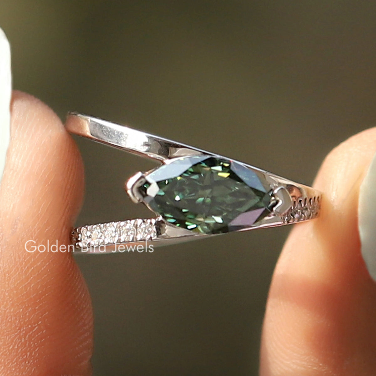 Verlobungsring mit Marquise geteiltem Schaft Moissanit