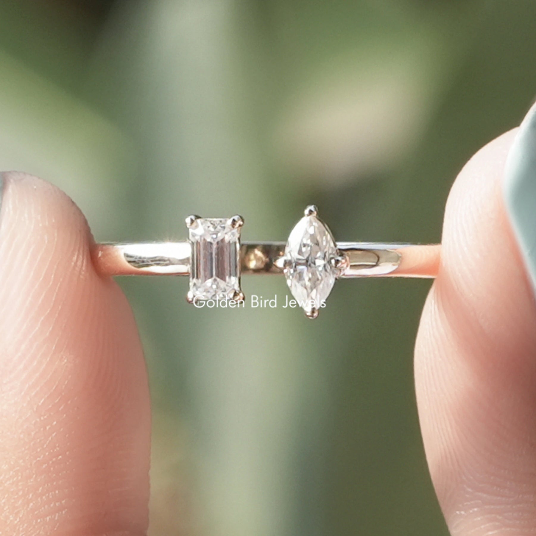 Offener Ring mit zwei Steinen aus Marquise- und Smaragd-Moissanit