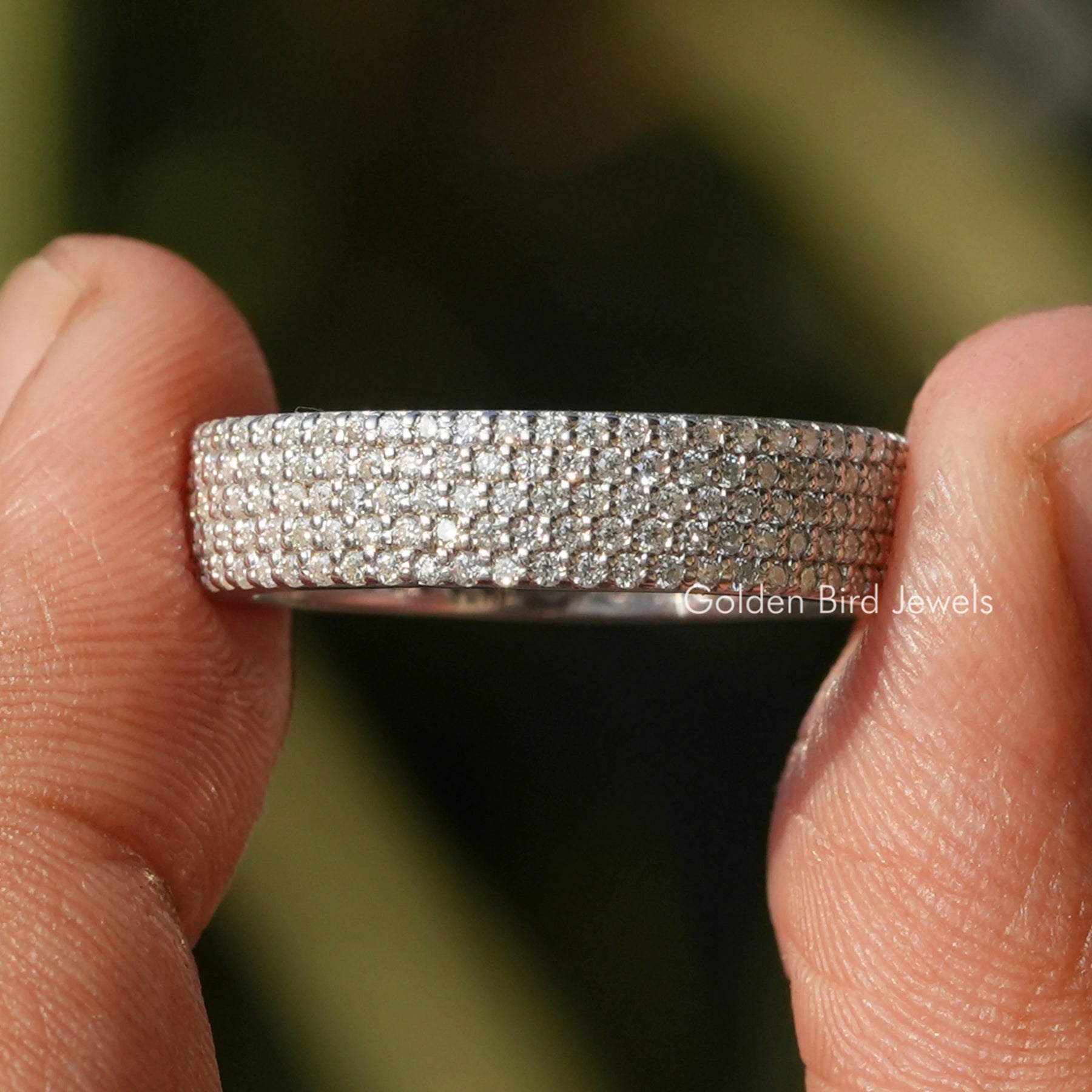 Runder Eternity-Ring mit Moissanit-Pavéfassung
