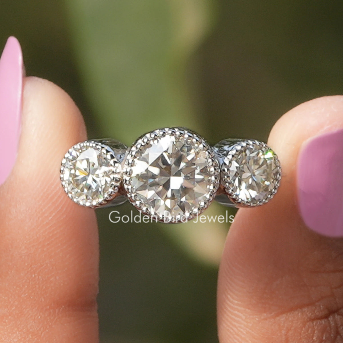 Milgrain Fassungsring mit drei runden Moissanit Steinen