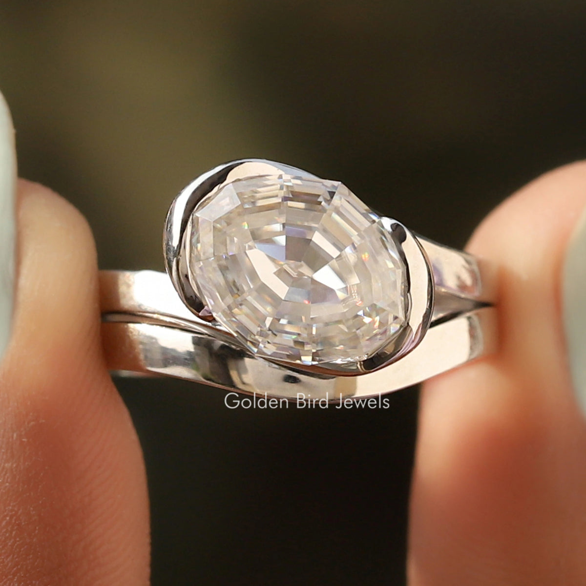 Stufen Schliff Oval Moissanit Bypass-Ring mit gewölbtem Band