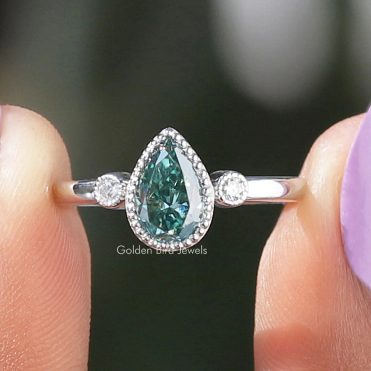 Blauer Moissanitring mit drei Steinen im Birnen- und Rundschliff