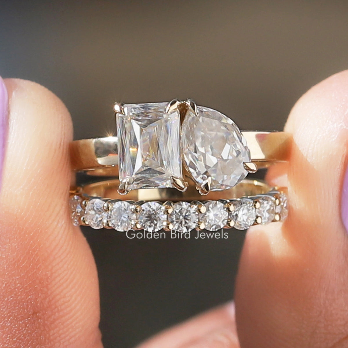 Ring im Birnen- und Kreuzschliff mit passendem Band