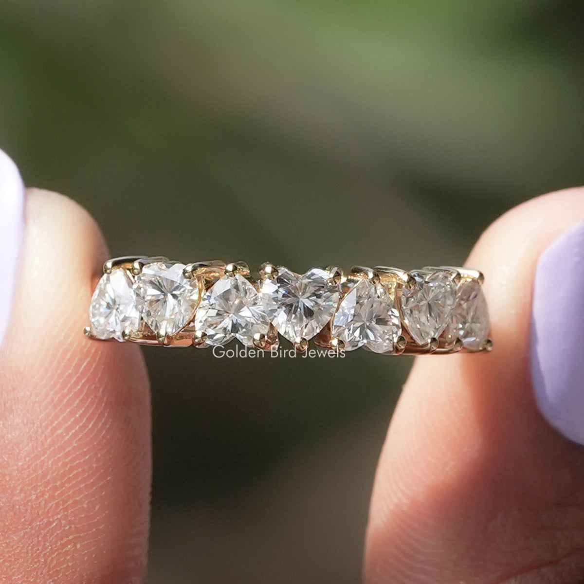 Halber Eternity-Trauring mit 7 Steinen und Moissanit im Herzschliff