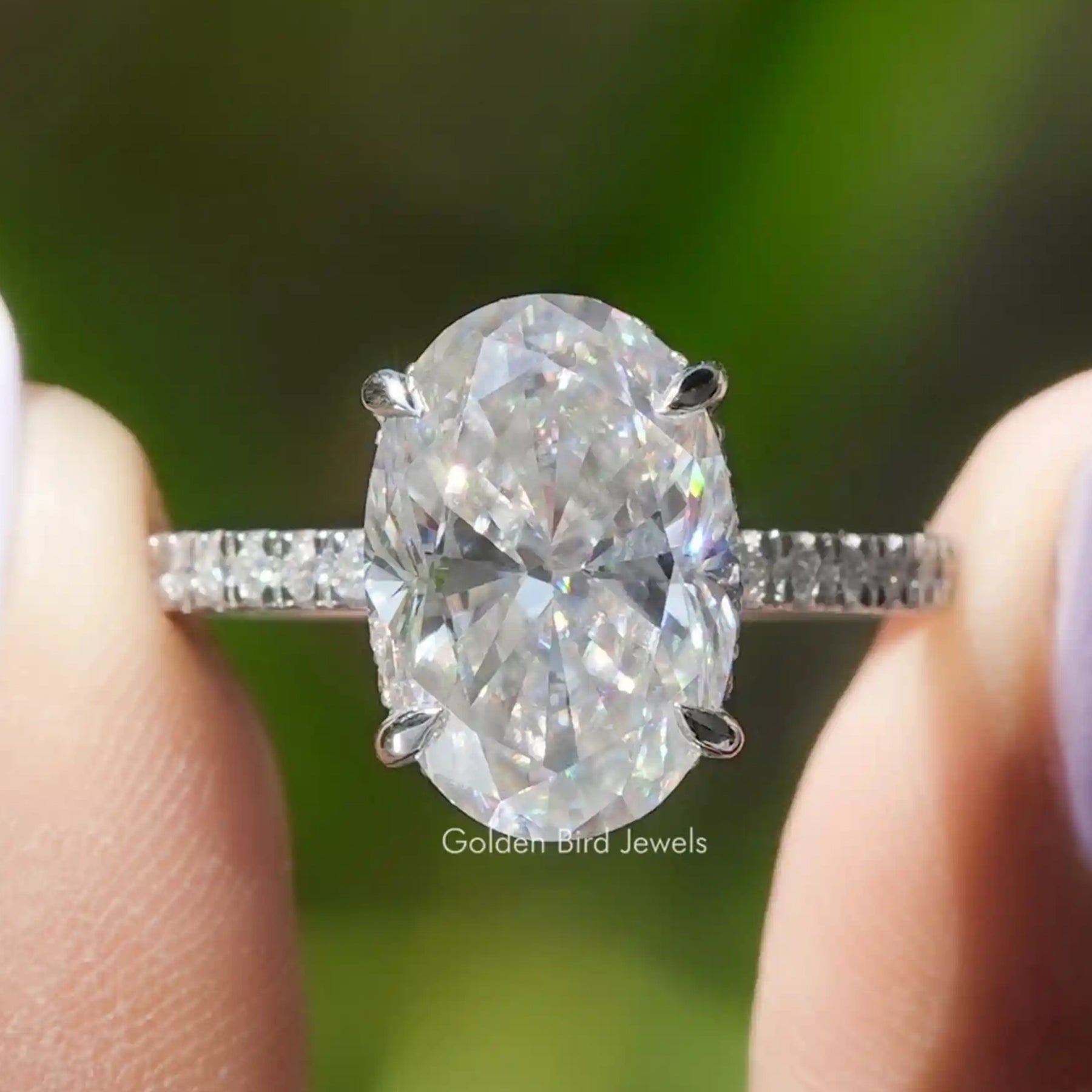 Moissanit-Ring mit verstecktem Halo im Eisovalschliff
