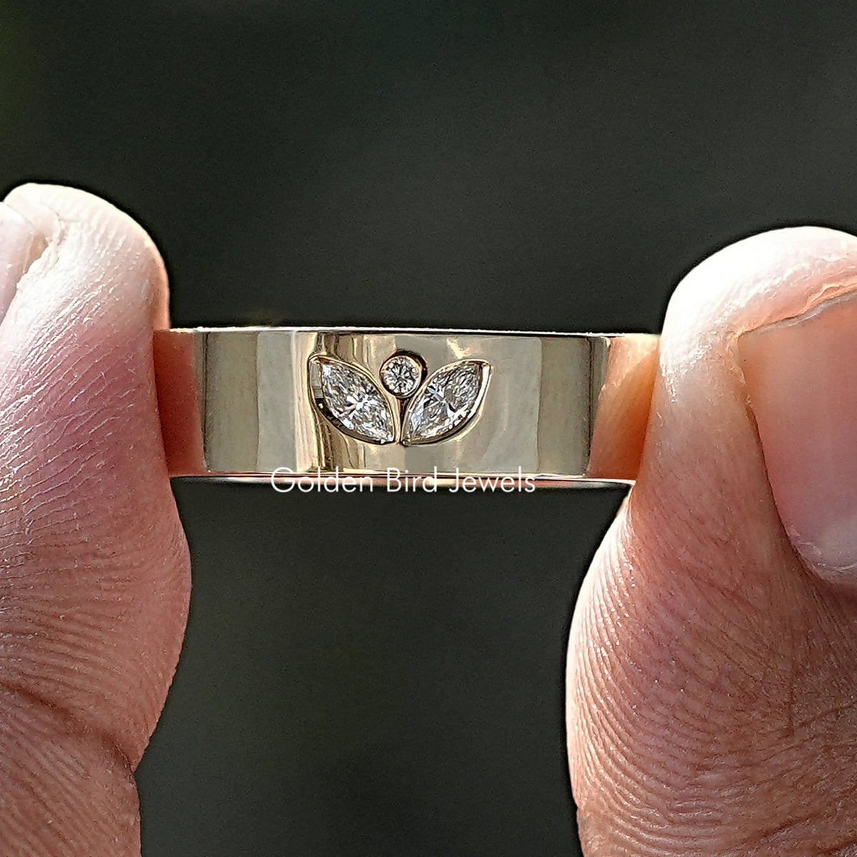 Herrenring mit Moissanit im Marquiseschliff