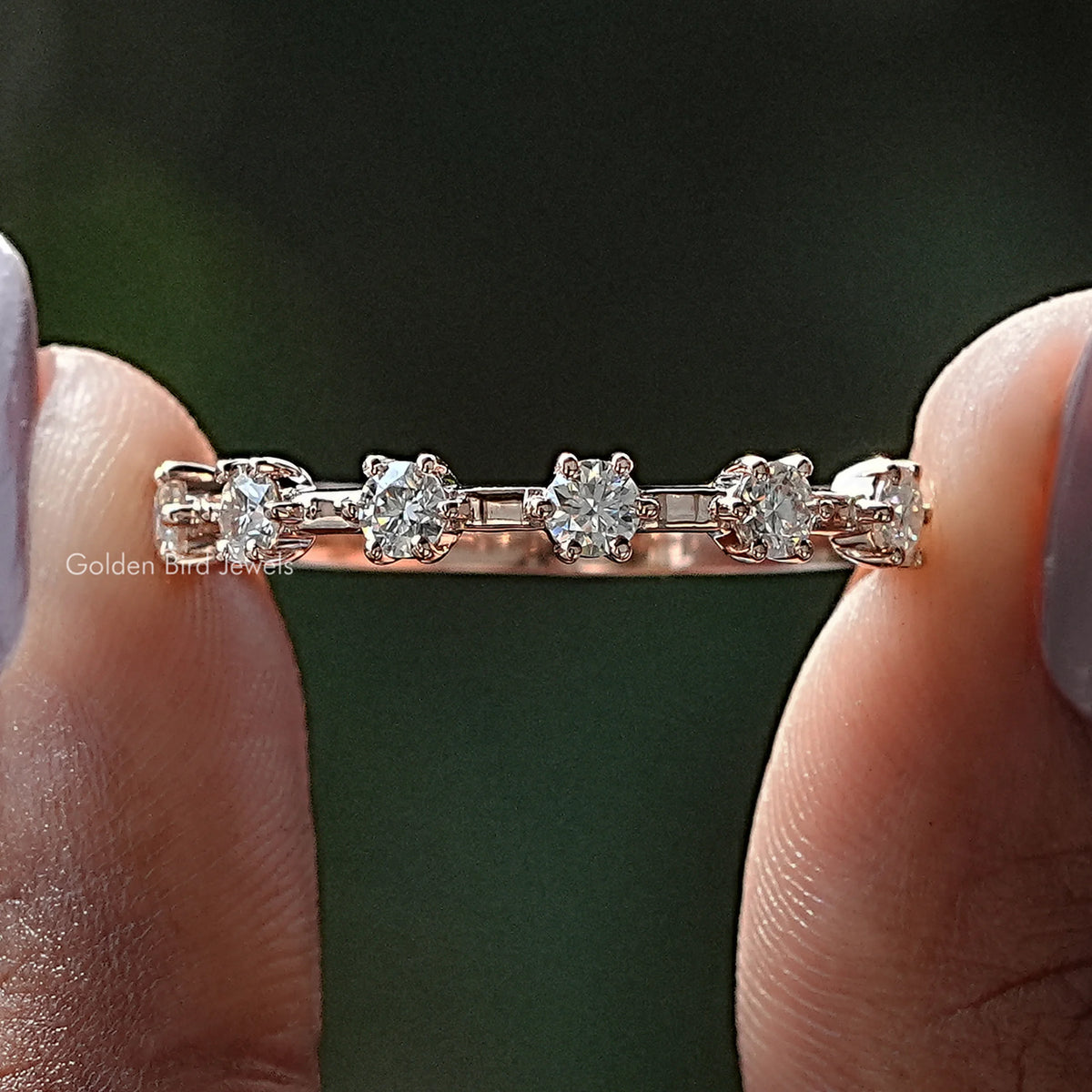 Zierlicher Halb-Eternity-Ring mit rundem Moissanit