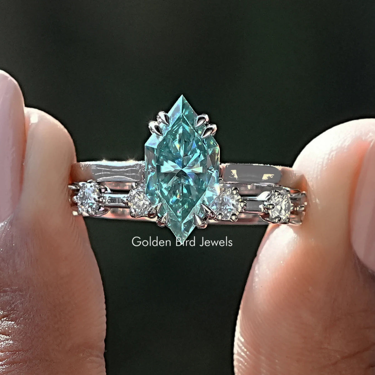 Blauer holländischer Moissanit-Brautring im Marquise-Schliff