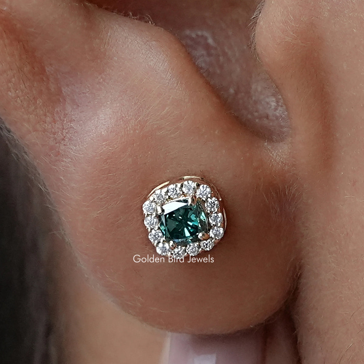 Blaue Halo-Moissanit-Ohrstecker im Kissenschliff