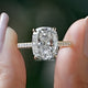 Moissanit-Ring mit verstecktem Halo und Kissenschliff