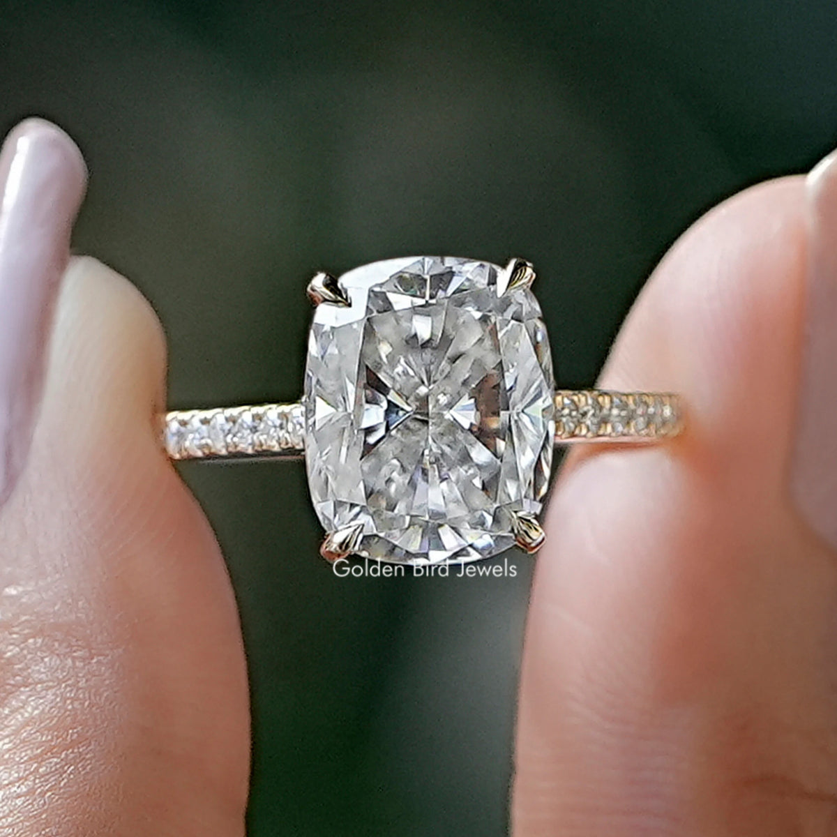 Moissanit-Ring mit verstecktem Halo und Kissenschliff