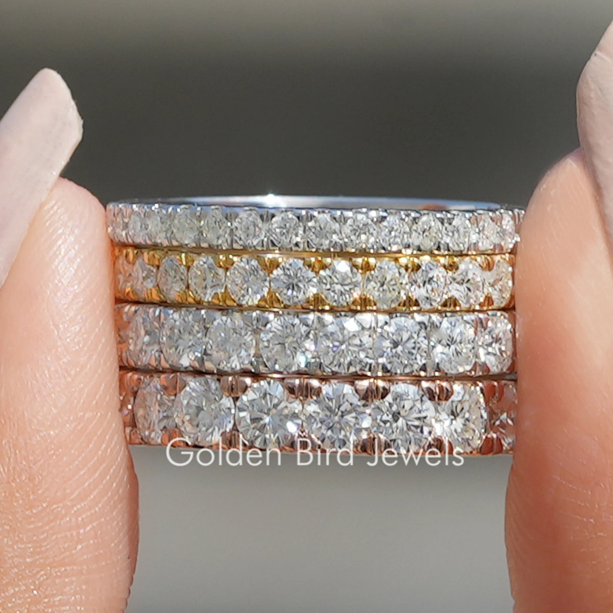 Passende Ringe mit rundem Moissanit-Schliff und voller Ewigkeit