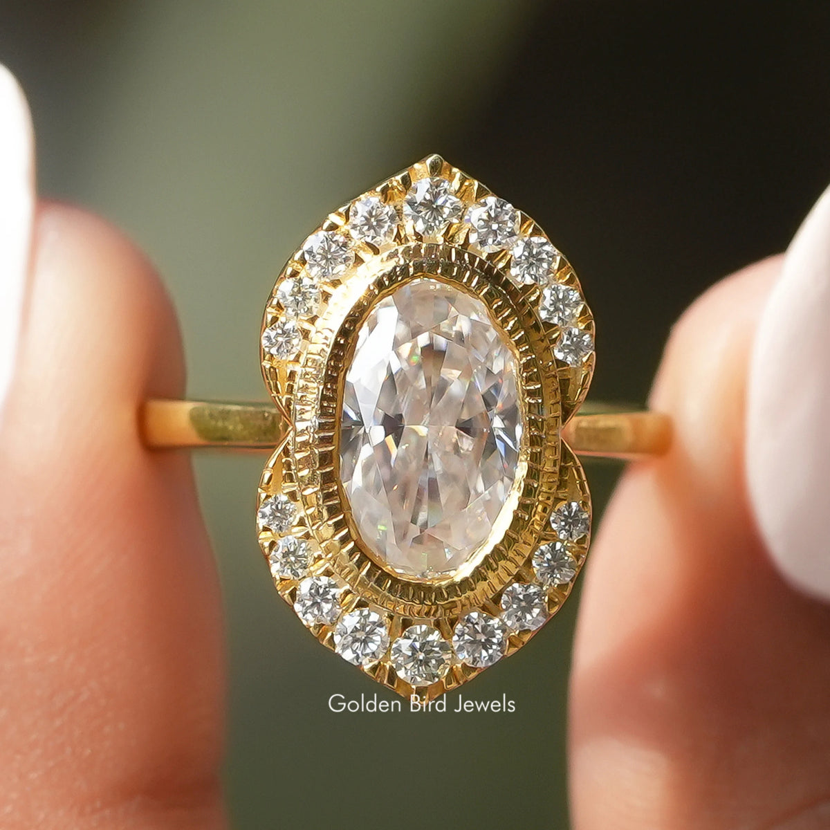 Halo-Verlobungsring mit ovalem Crushed Ice-Schliff