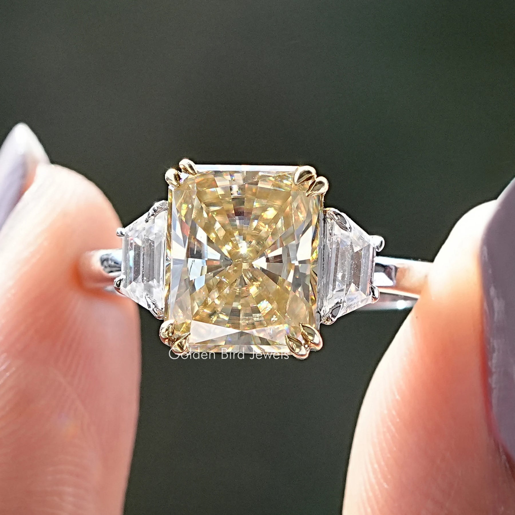 Drei Steine Gelber Radiant Cut Moissanit Ring