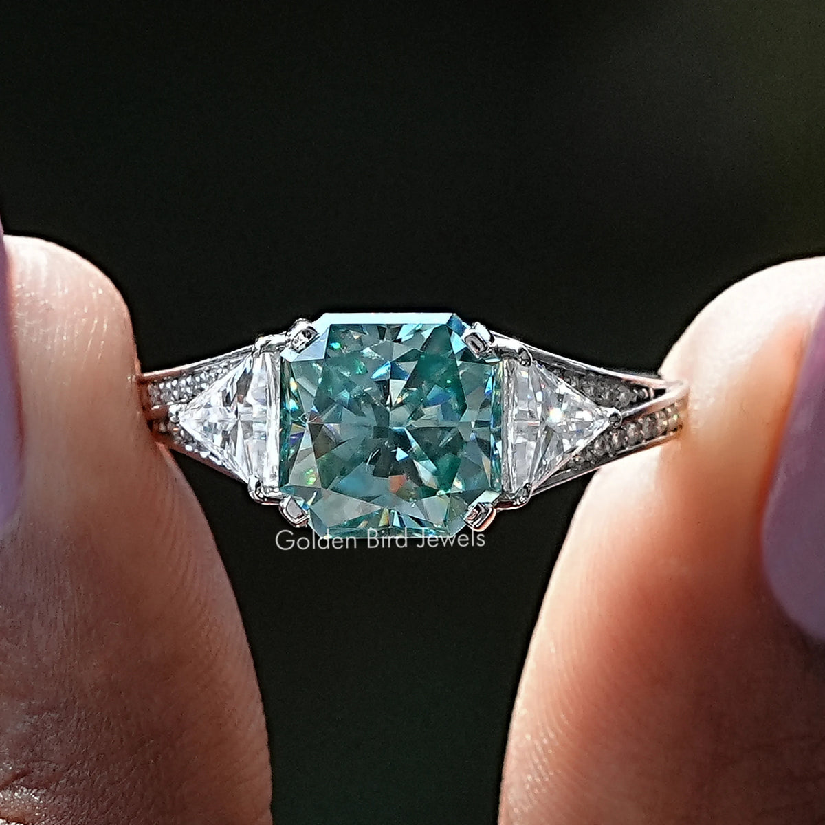 Ring mit blauem Moissanit-Akzentstein im Radiantschliff