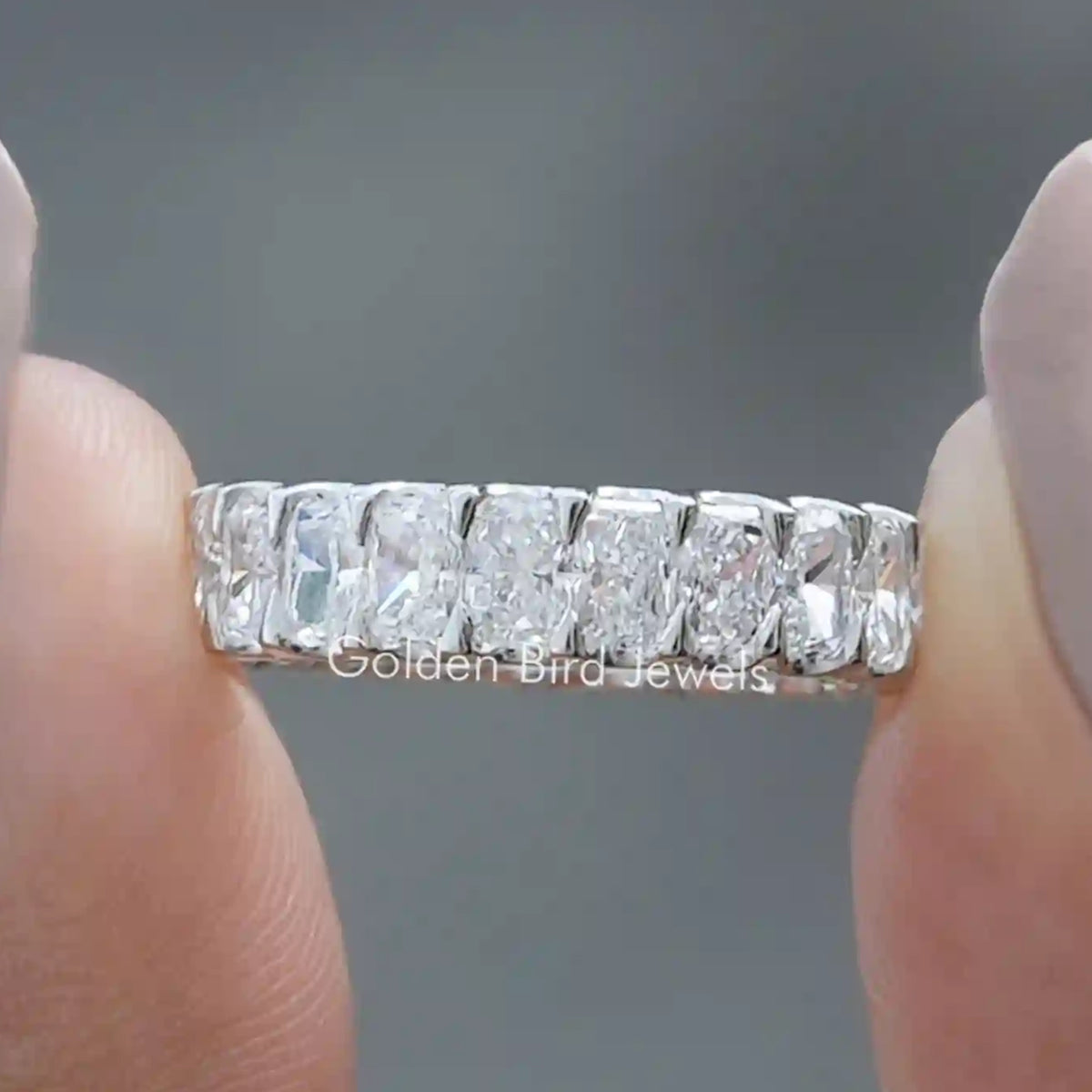 Jubiläumsring mit im Radiantschliff gezüchteten Diamanten