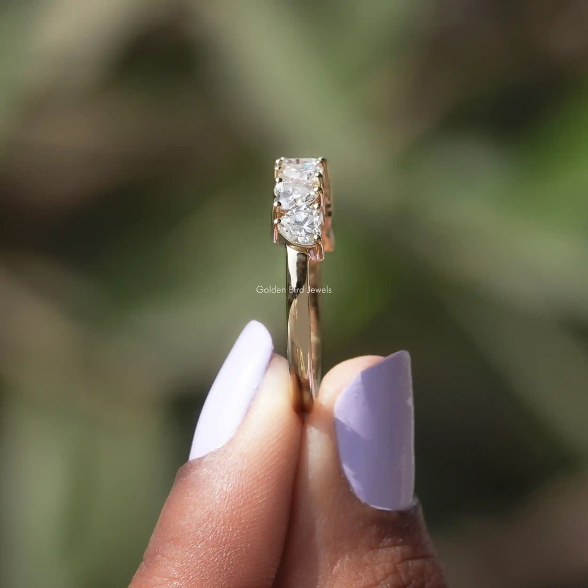 Halber Eternity-Trauring mit 7 Steinen und Moissanit im Herzschliff