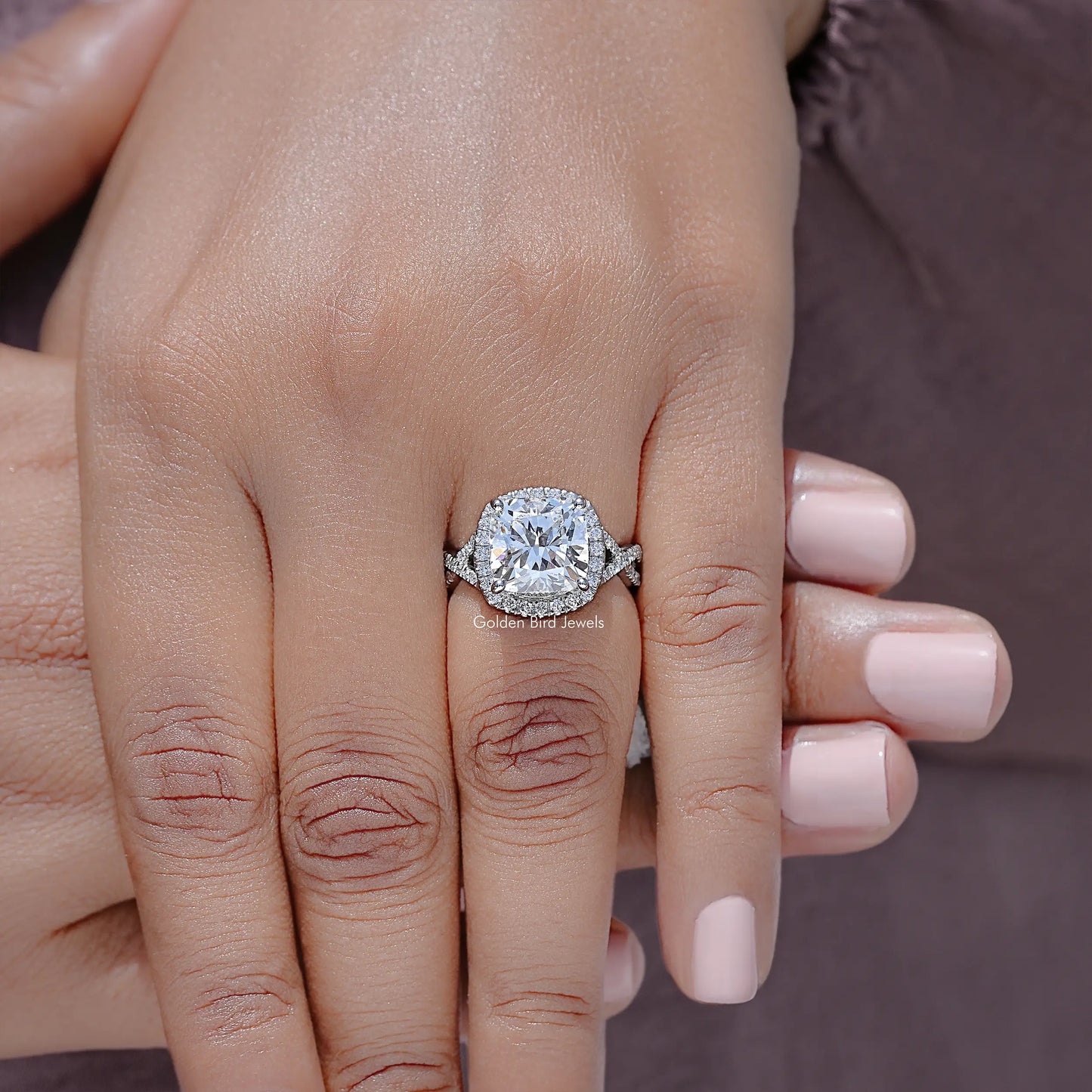 Verlobungsring mit quadratischem Labordiamant, Halo und gedrehter Ringschiene