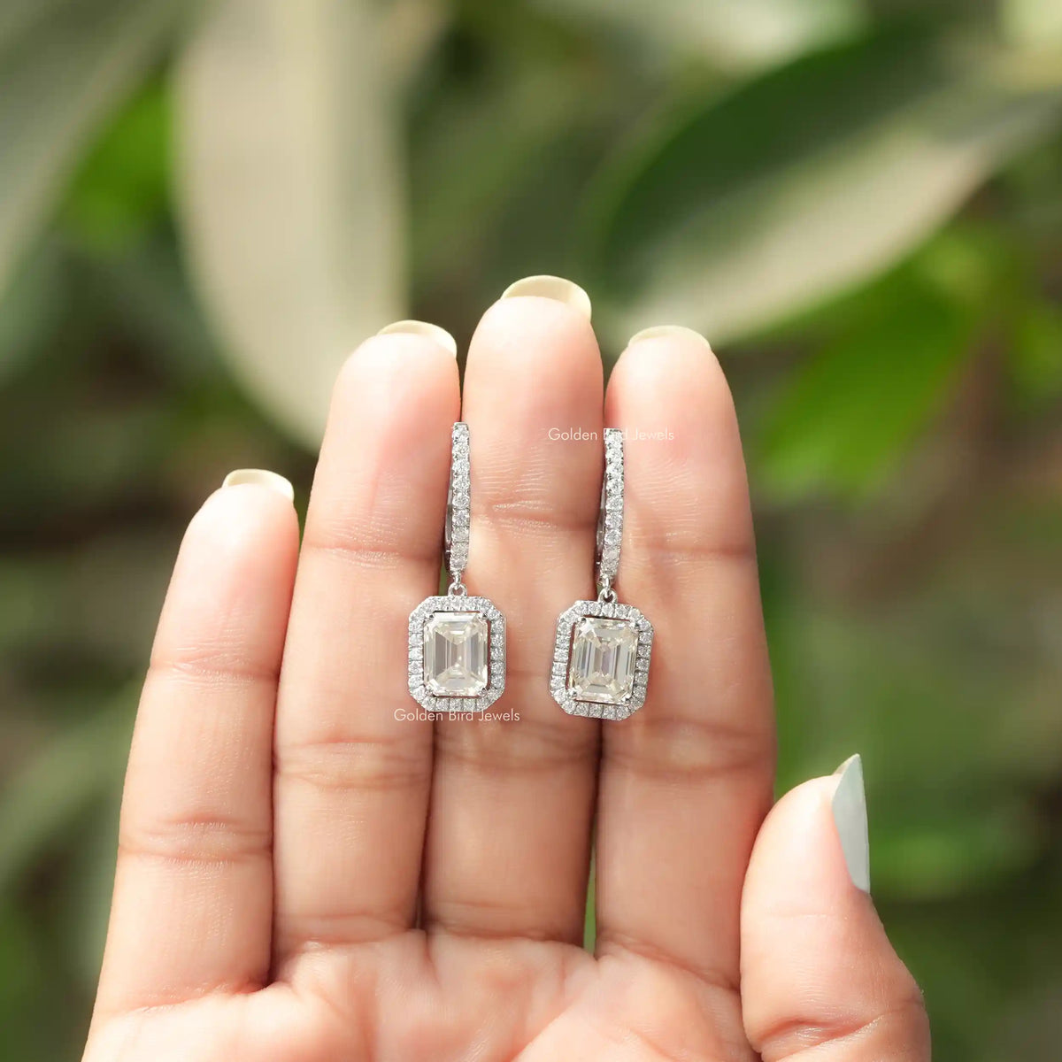 Halo-Ohrringe mit Moissanit im Smaragdschliff