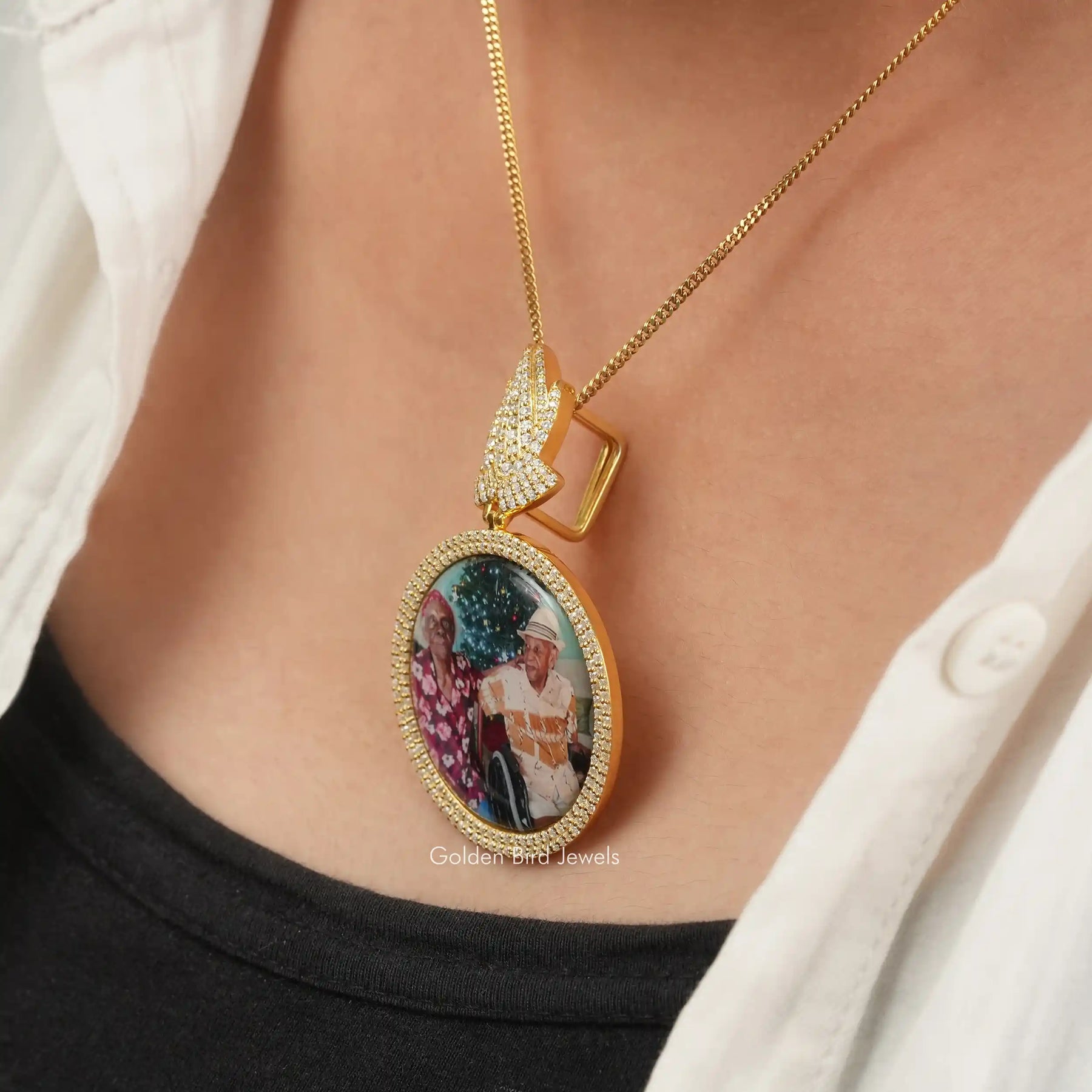Side view of round cut pendant In yellow Gold