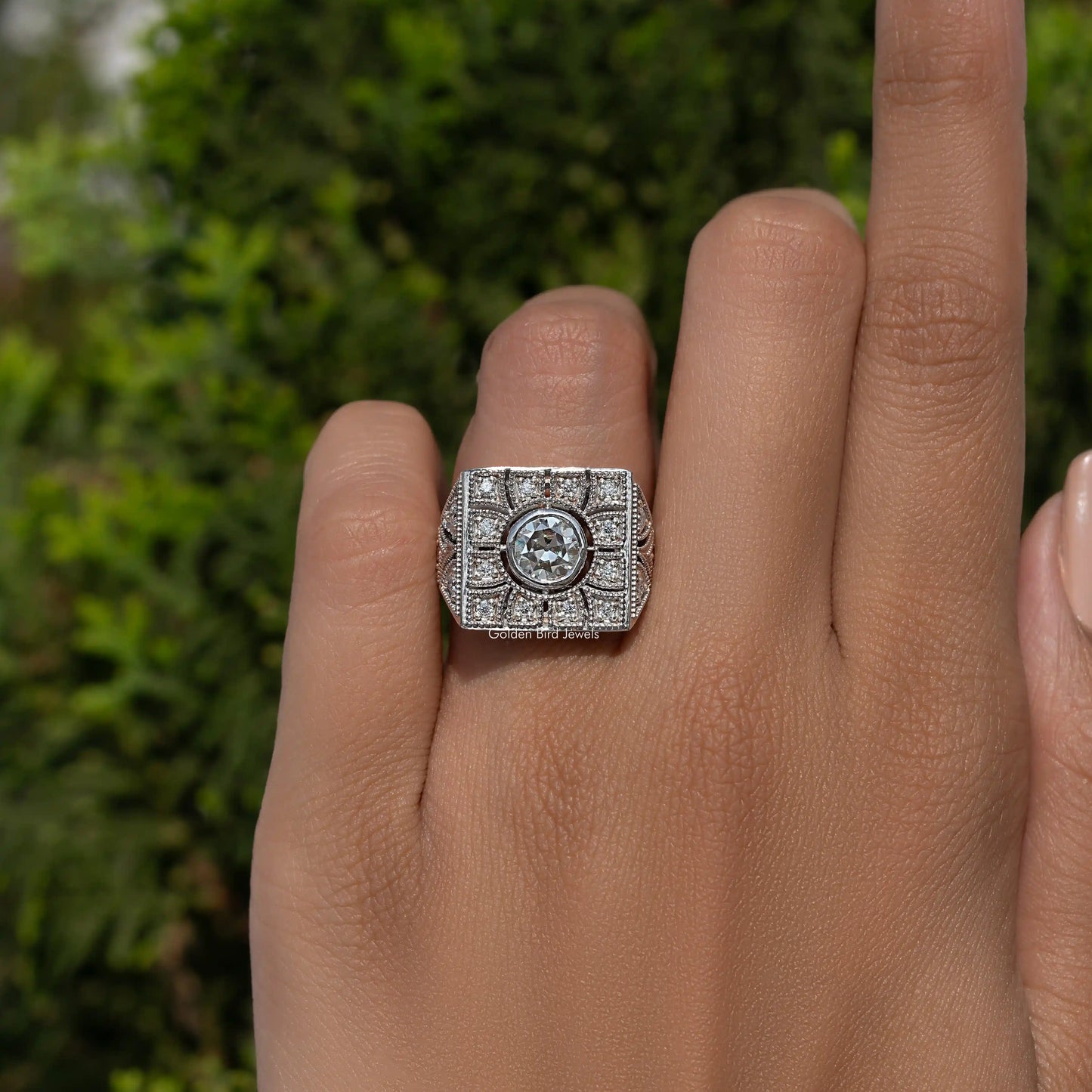 Alter europäischer Art Deco Moissanitring mit rundem Schliff und quadratischer Oberseite