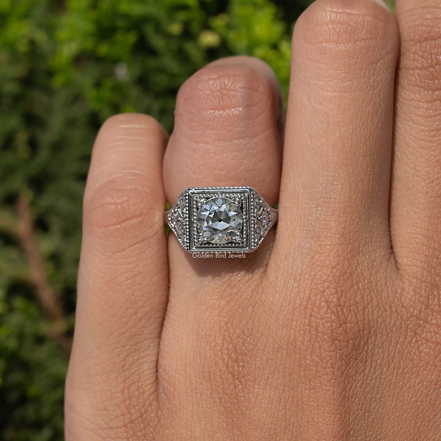 Alter europäischer Vintage-Ring mit Moissanit im Rundschliff