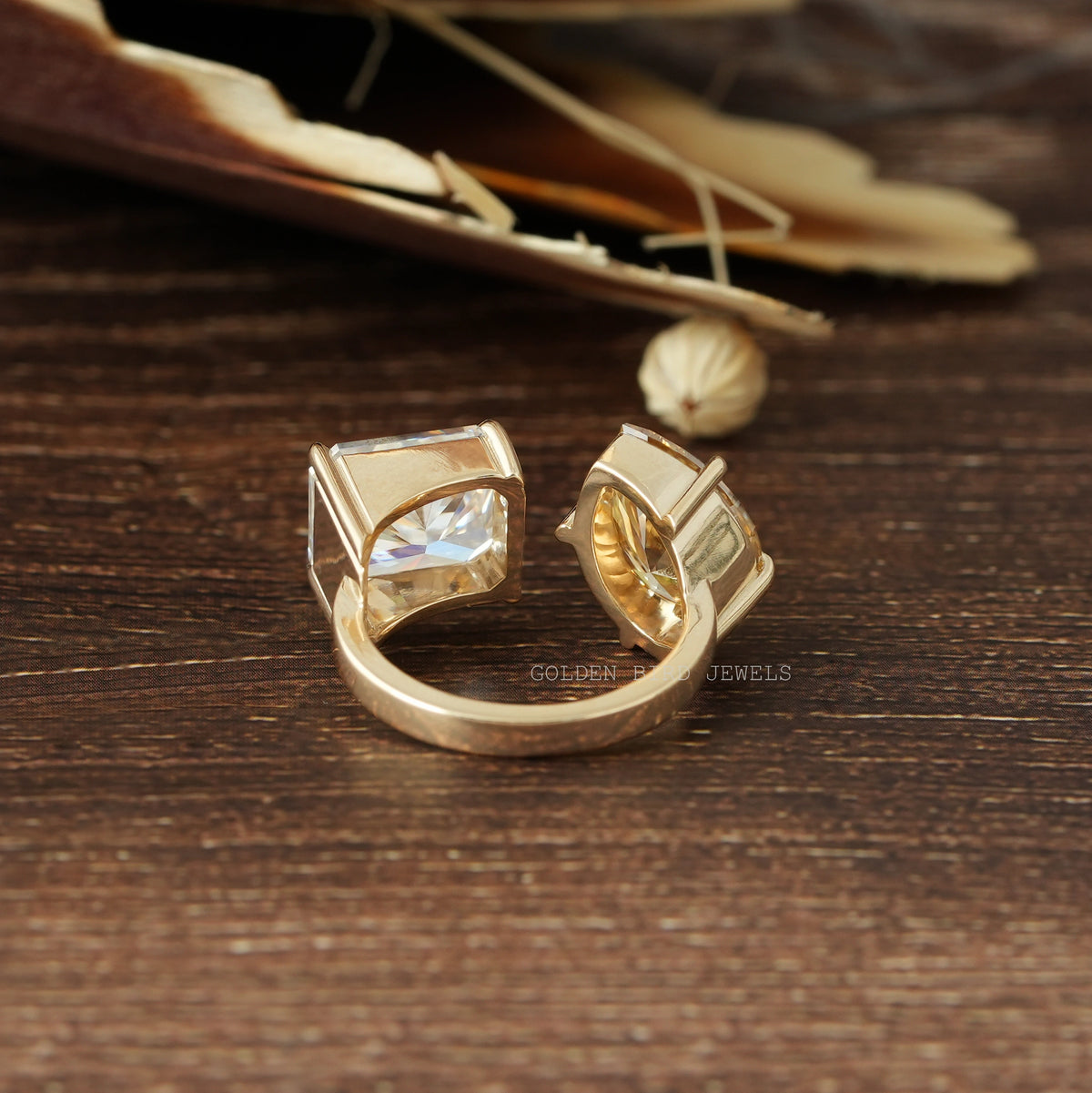 Offener Moissanitring im Birnen- und Radiantschliff