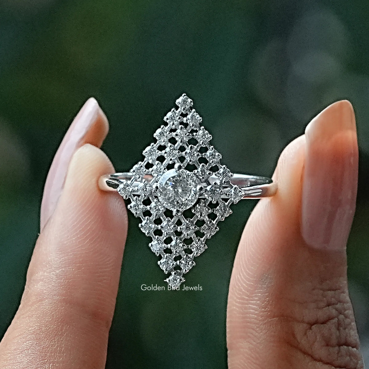 Hochzeitsring mit portugiesischem Schliff aus Moissanit