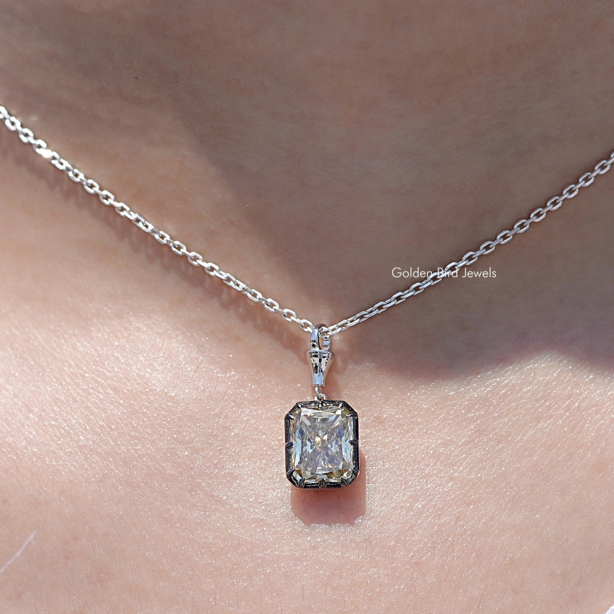 Gelber strahlender Moissanit-Solitäranhänger