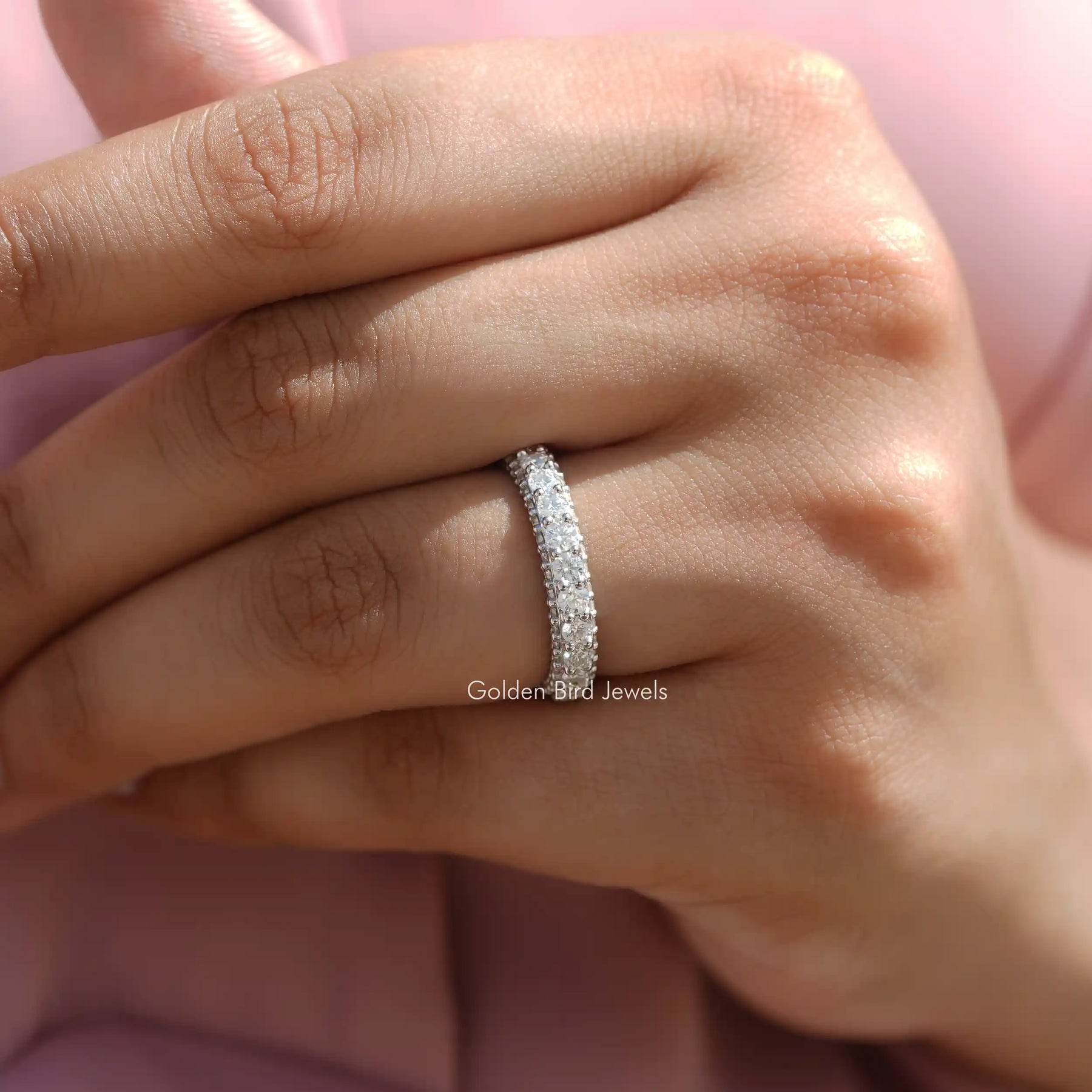 Moissanit-Eternity-Ring im Rundschliff und Pavéfassung